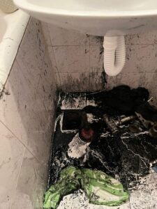 Crni mulj po kupatilu nakon odgušenja kanalizacione vertikale zgrade